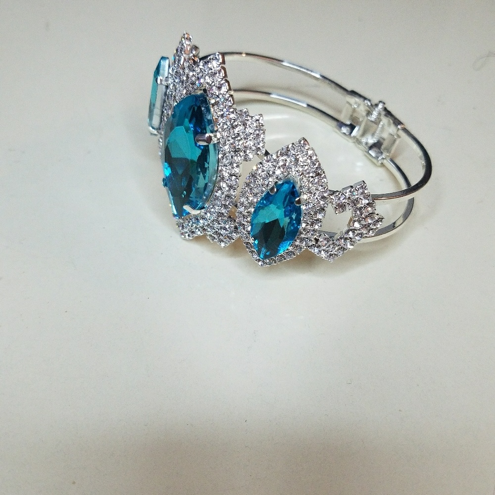 Turquoise Beauty - Picture 3 of 4